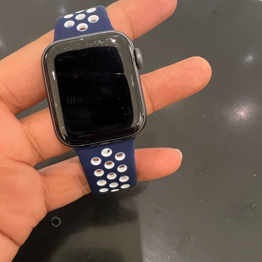 Apple Watch Series 5 (GPS, 40mm) - Space Gray Aluminum &ceramic case
